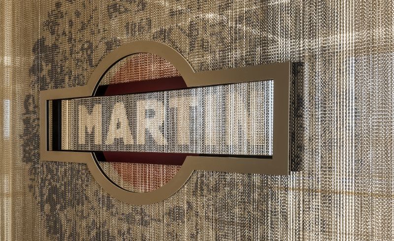 Il divano Fluid e la poltroncina Kyo arredano con glamour Terrazza Martini Milano
